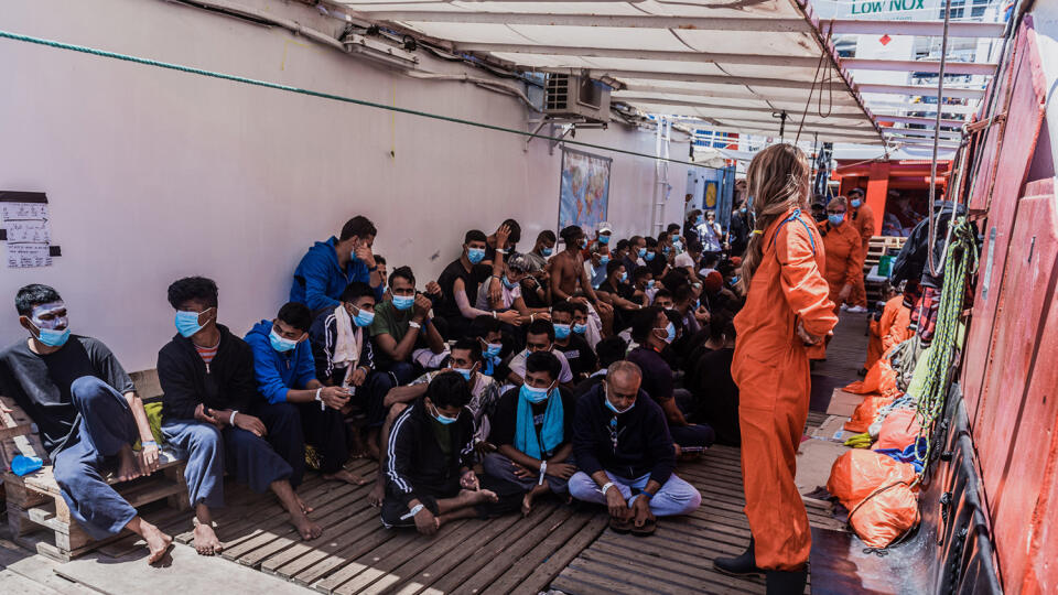 Na snímke migranti sedia na palube lode Ocean Viking v Stredozemnom mori 5. júla 2020.