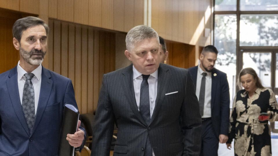 Na snímke vpravo predseda vlády SR Robert Fico a vľavo minister zahraničných vecí a európskych záležitostí SR Juraj Blanár (obaja Smer-SD) prichádzajú na 2. rokovanie vlády SR 2. novembra 2023 v Bratislave. FOTO TASR - Martin Baumann