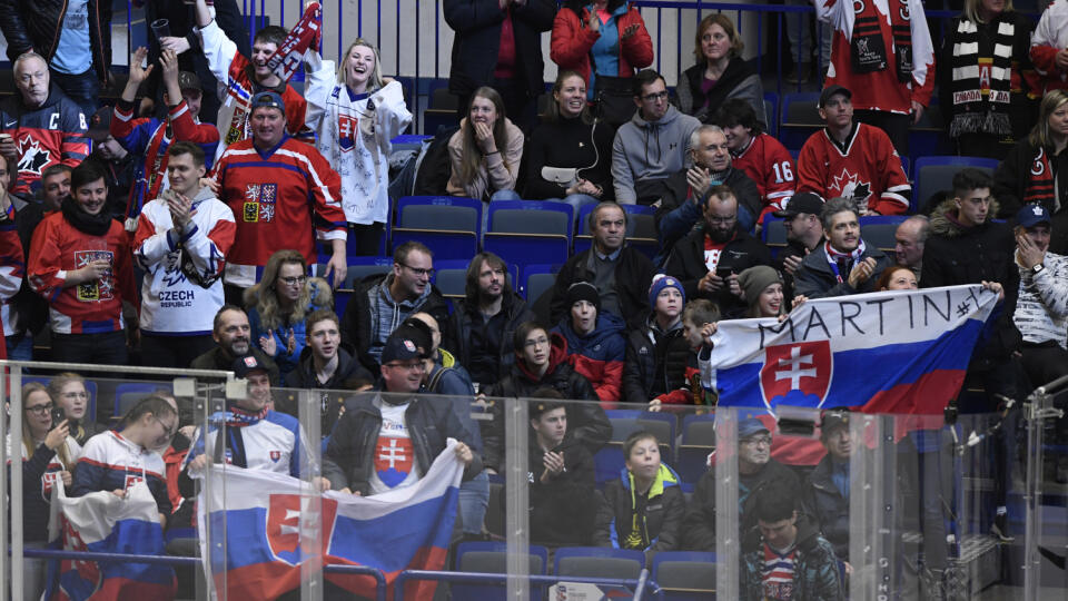 Fanúšikovia sa tešia po prvom góle Slovenska vo štvrťfinálovom zápase MS hokejistov do 20 rokov Kanada - Slovensko 2. januára 2020 v Ostrave v Českej republike. FOTO TASR - Radovan Stoklasa