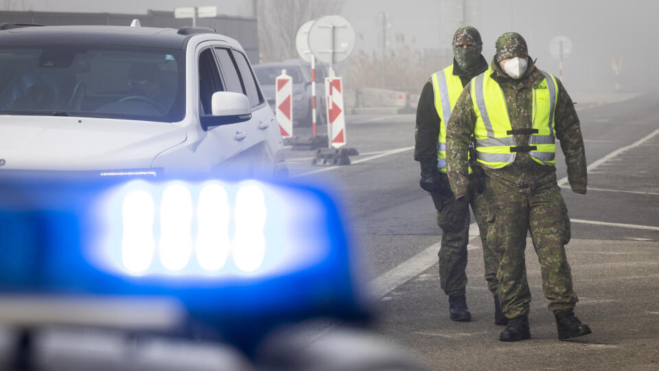 Polícia od stredy posilnila a zintenzívnila kontroly na hraniciach s Maďarskom, Rakúskom, Českom aj Poľskou republikou. Pri kontrolách vypomáhajú  aj vojaci. Na snímke polícia spolu s vojakmi kontroluje hranice na slovensko - rakúskom hraničnom priechode Bratislava - Berg  3. marca 2021. FOTO TASR - Jaroslav Novák