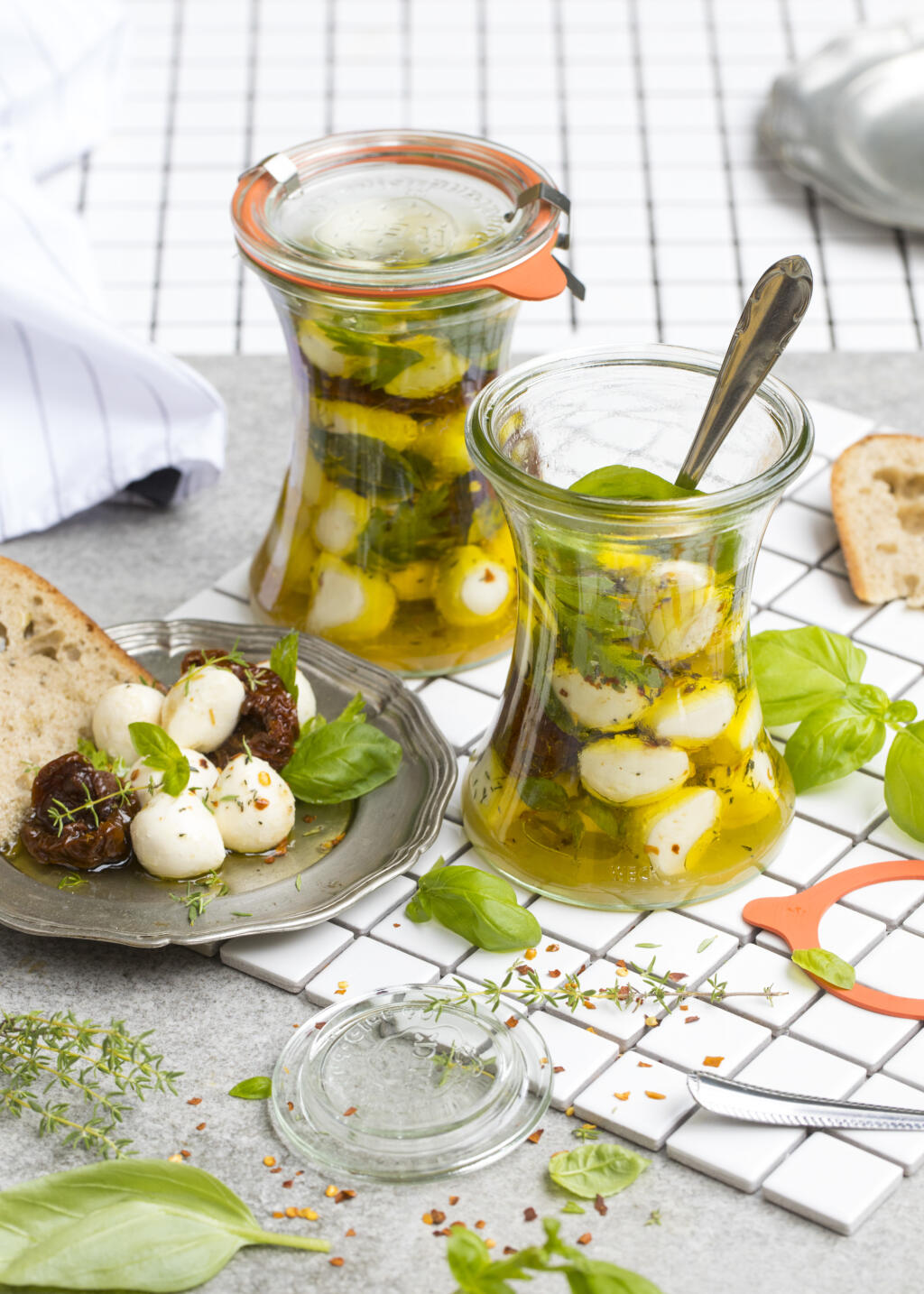Mozzarella s bylinkami a čili