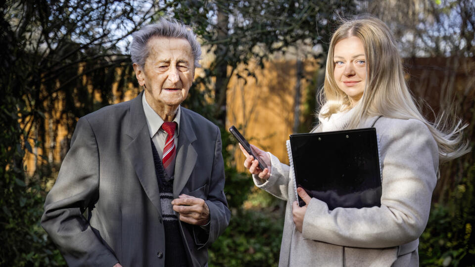 Hoci vonku bolo v čase našej návštevy len 6 °C, profesor je elegán a vítal nás v charakteristickom saku a kravate.