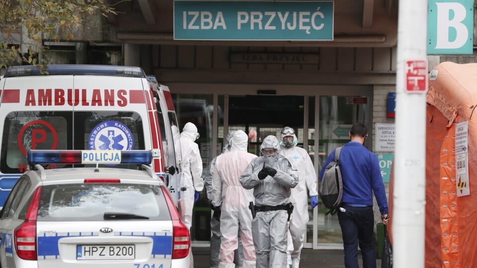 KK16 Varšava - Členovia rýchlej zdravotnej pomoci v ochrannom oblečení proti Covidu-19 , vo Varšave 8. októbra 2020. Nosenie rúšok na verejnosti bude od soboty povinné v celom Poľsku. Toto opatrenie prichádza po tom, ako Poľsko druhý deň po sebe prekonalo denný rekord v počte nakazených novým koronavírusom.