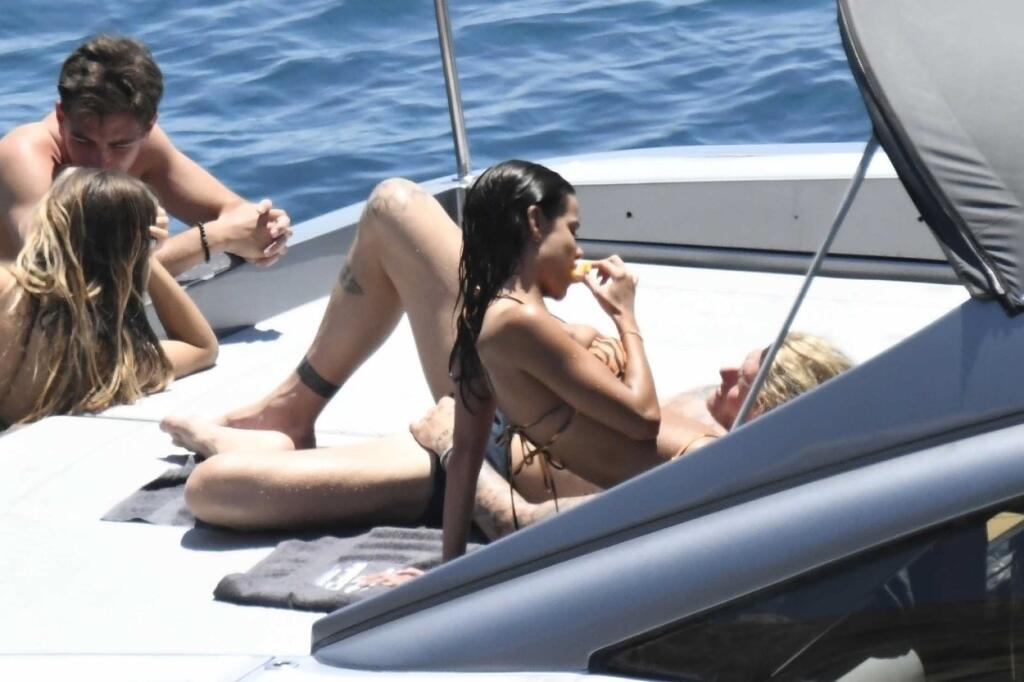 Paparazzi zábery z dovolenky Lorisa Kariusa odhalili, že nemecký brankár už nie je so svojou bývalou priateľkou. Na jachte na ostrove Mykonos si užíval s neznámou brunetkou.