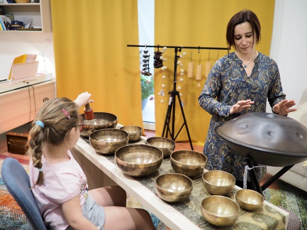 Počas muzikoterapie majú klienti možnosť uvoľniť svoje emócie a energiu a pretaviť ich do hudby.