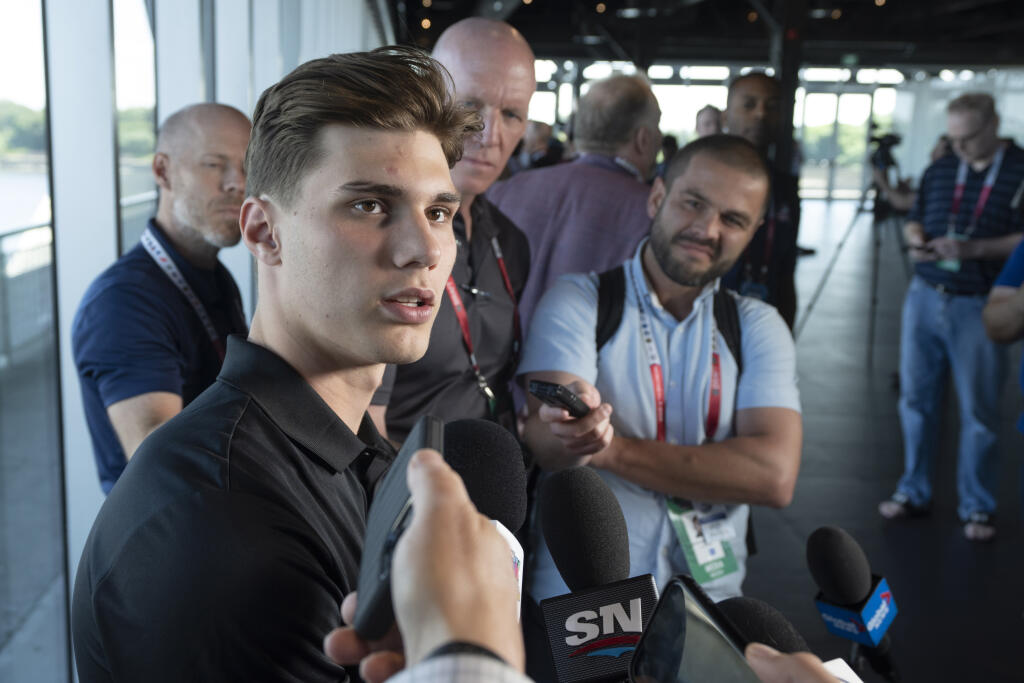 Na snímke slovenský hokejista Juraj Slafkovský hovorí s novinármi v stredu 6. júla 2022 v Montreale pred draftom najlepších hráčov zámorskej NHL.