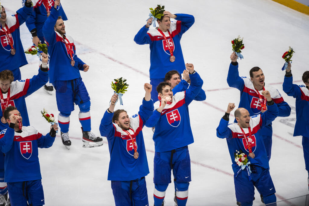 Slovenskí hokejisti s bronzovými medailami z olympiády v Pekingu.