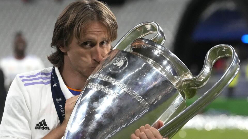 PK 11 archív Paríž - Na archívnej snímke z 28. mája 2022 futbalista Luka Modrič z Realu Madrid pózuje s trofejou po víťazstve vo finálovom zápase Ligy majstrov FC Liverpool - Real Madrid na štadióne Stade de France v Paríži. Modrič predĺžil o ďalší rok spoluprácu s Realom Madrid. Španielsky veľkoklub v stredu 8. júna 2022 oznámil, že sa s 36-ročným stredopoliarom dohodol na kontrakte do 30. júna 2023. FOTO TASR/AP
Real Madrid's Luka Modric kisses the trophy after the Champions League final socc