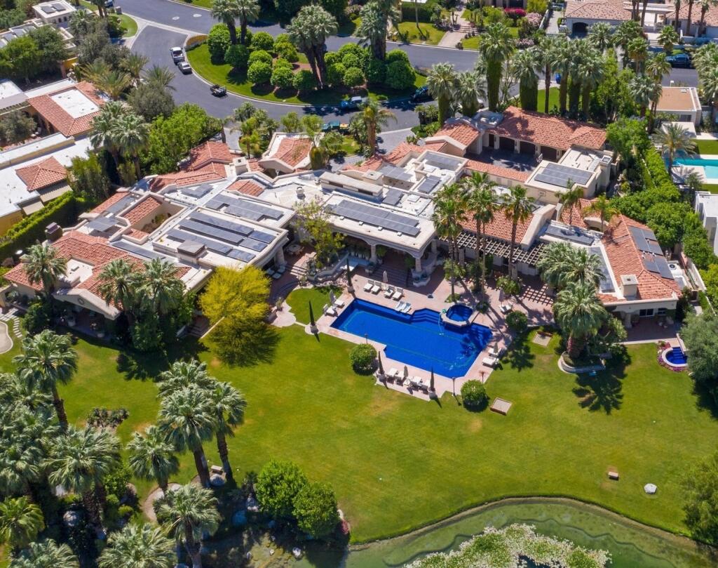 Vila v Indian Wells, jeden z piatich obrovských domov, ktoré Gatesovci vlastnia.