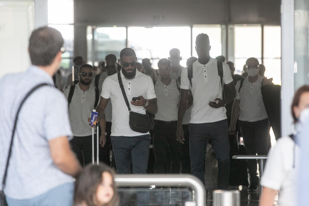 Na snímke sú futbalisti gréckeho tímu Olympiakosu Pireus, ktorí pricestovali do Bratislavy na odvetný zápas 3. predkola Európskej ligy