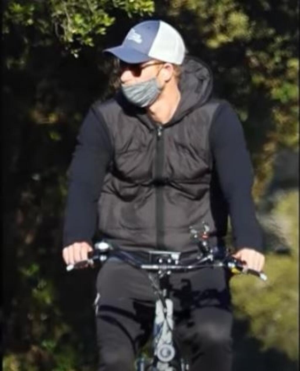 Harryho očividne netrápi, že má nesprávne nasadené rúško.