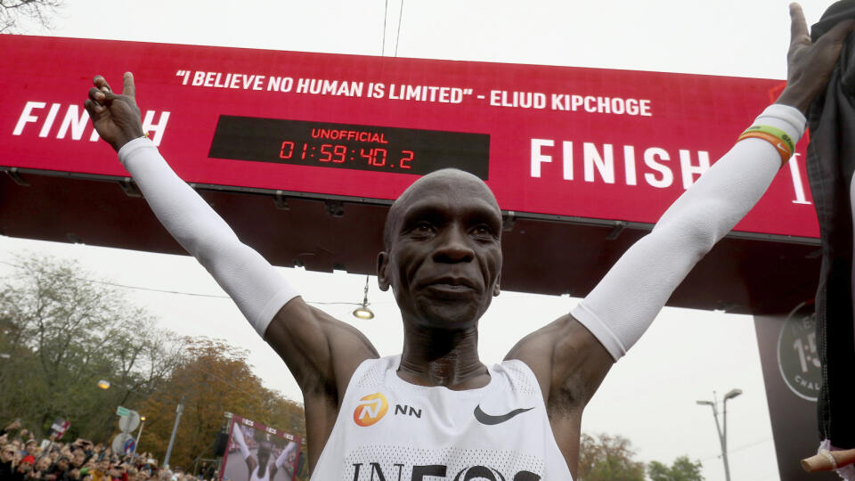 Kenský vytrvalec Eliud Kipchoge je prvý človek v histórii, ktorý dokázal zabehnúť maratón v čase pod dve hodiny.