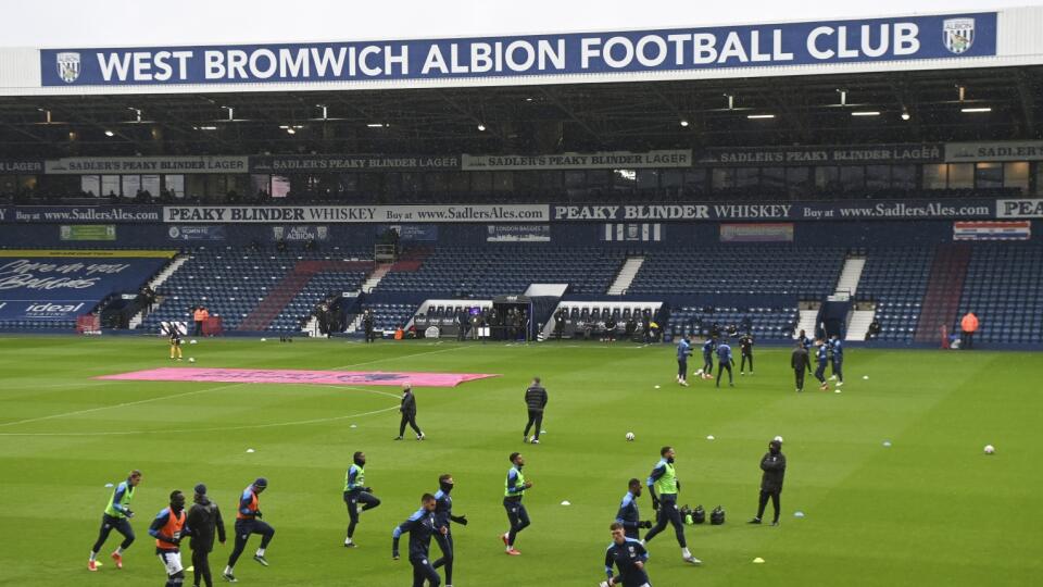 EBE 25 West Bromwich - Na snímke hráči Albionu počas rozcvičky na štadióne The Hawthorns pred zápasom 34. kola anglickej Premier League vo futbale West Bromwich Albion - Wolverhampton Wanderers v pondelok 3. mája 2021. FOTO TASR/AP

West Bromwich Albion players warm up prior to the English Premier League soccer match between West Bromwich Albion and Wolverhampton Wanderers at The Hawthorns in West Bromwich, England, Monday, May 3, 2021. (Shaun Botterill /Pool via AP)