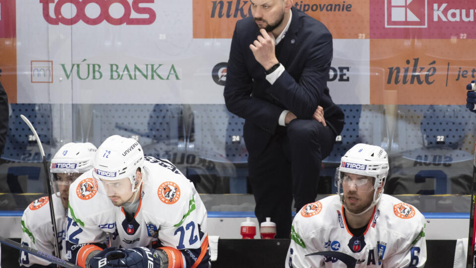 Na snímke tréner Michaloviec Peter Kúdelka v prvom zápase štvrťfinále play off Tipos extraligy HC Slovan Bratislava - HK Dukla INGEMA Michalovce v Bratislave v piatok 17. marca 2023. FOTO TASR - Martin Baumann