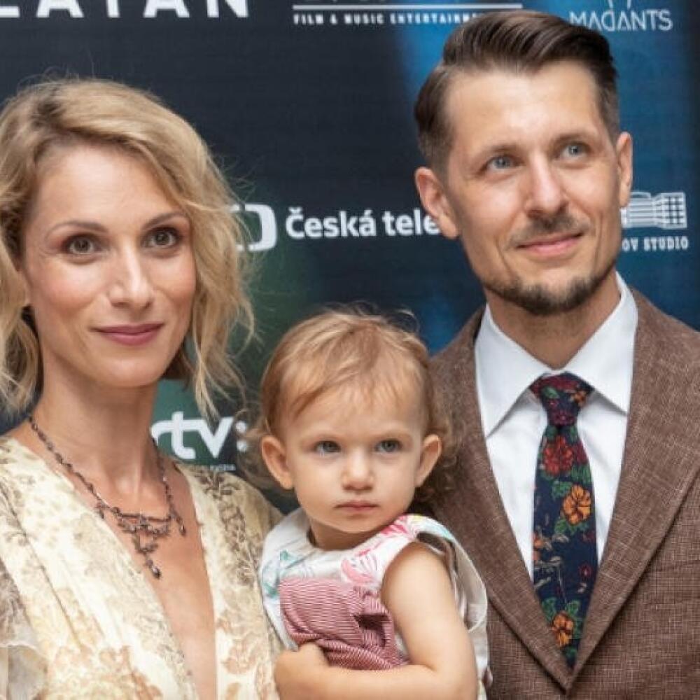 Herečka Zuzana Kanócz vyzerala fantasticky. Zvolila nádherné šaty po zem a pôsobila ako éterická víla. Na fotke s partnerom Jurajom Lojom a ich dcérkou Leylou.