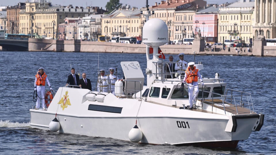 WA 17 Petrohrad - Ruský prezident Vladimir Putin (tretí zľava) sa plaví na člne Raptor pri príležitosti Dňa námorníctva v Petrohrade v nedeľu 27. júla 2025. FOTO TASR/AP
Russian President Vladimir Putin, third from left, stands aboard the Raptor boat during his visit to St. Petersburg on Navy Day, Russia, on Sunday, July 27, 2025. (Alexei Danichev, Sputnik, Kremlin Pool Photo via AP)