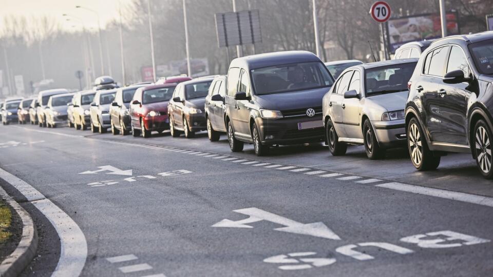 Dopravná situácia na Dolnozemskej ceste v Petržalke