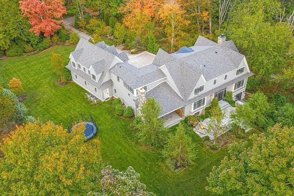 Podľa webu truepeoplesearch.com Zdeno aj jeho manželka bývajú v meste Weston západne od Bostonu. Luxusná vila vo vychytenej štvrti podľa realitného portálu zillow.com má hodnotu 4 milióny dolárov.