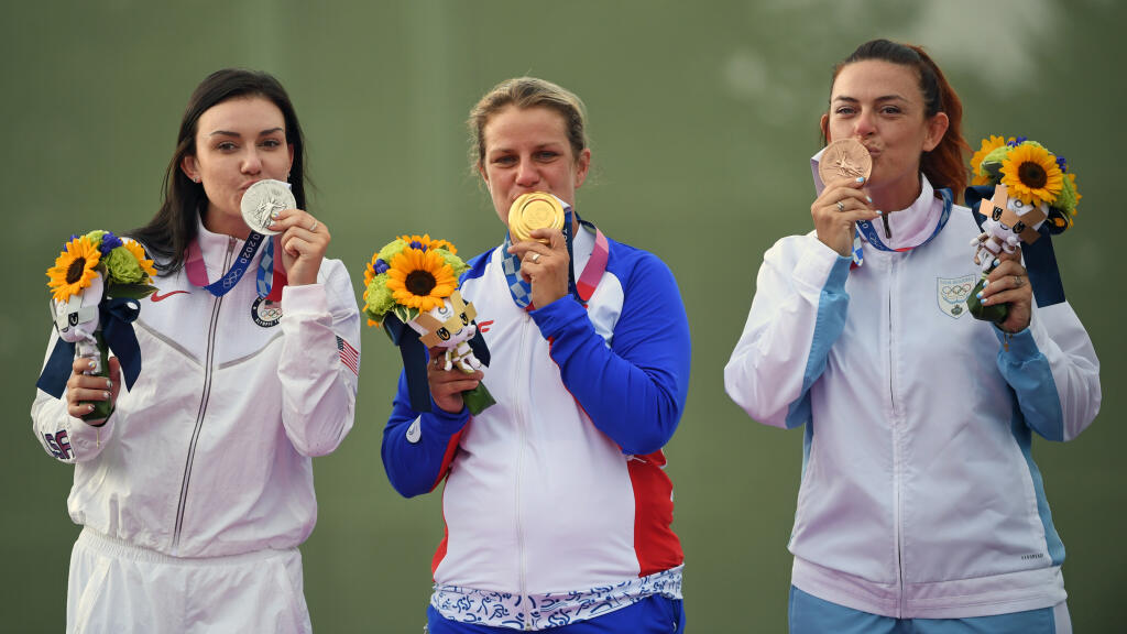 Zlaté trio z trapu žien na olympiáde v Tokiu. V strede Zuzana Rehák-Štefečeková.