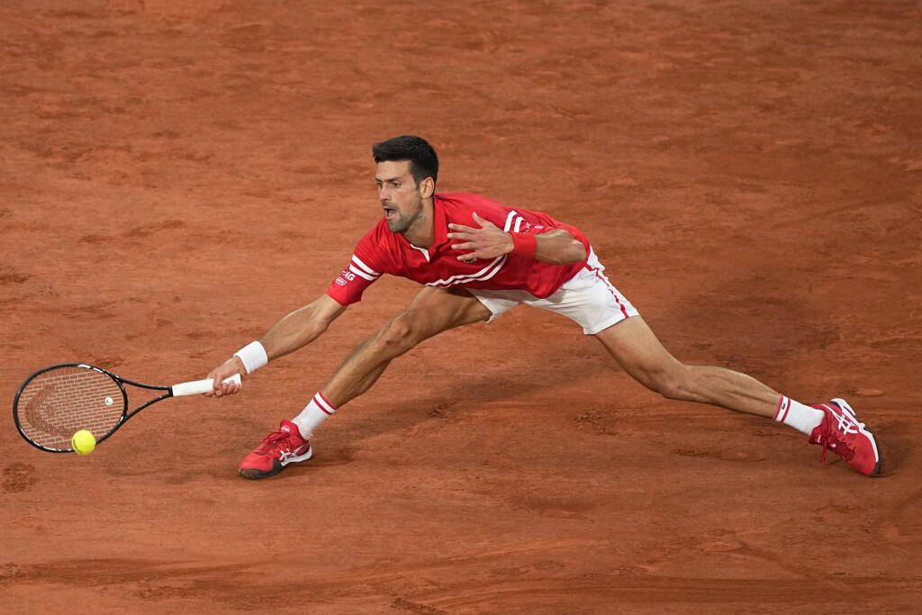 JB 41 Paríž - Srbský tenista Novak Djokovič odvracia loptičku Talianovi Matteovi Berrettinimu v štvrťfinále dvojhry na grandslamovom turnaji Roland Garros v Paríži 9. júna 2021. FOTO TASR/AP
Serbia's Novak Djokovic returns the ball to Italy's Matteo Berrettini during their quarterfinal match of the French Open tennis tournament at the Roland Garros stadium Wednesday, June 9, 2021 in Paris. (AP Photo/Michel Euler)