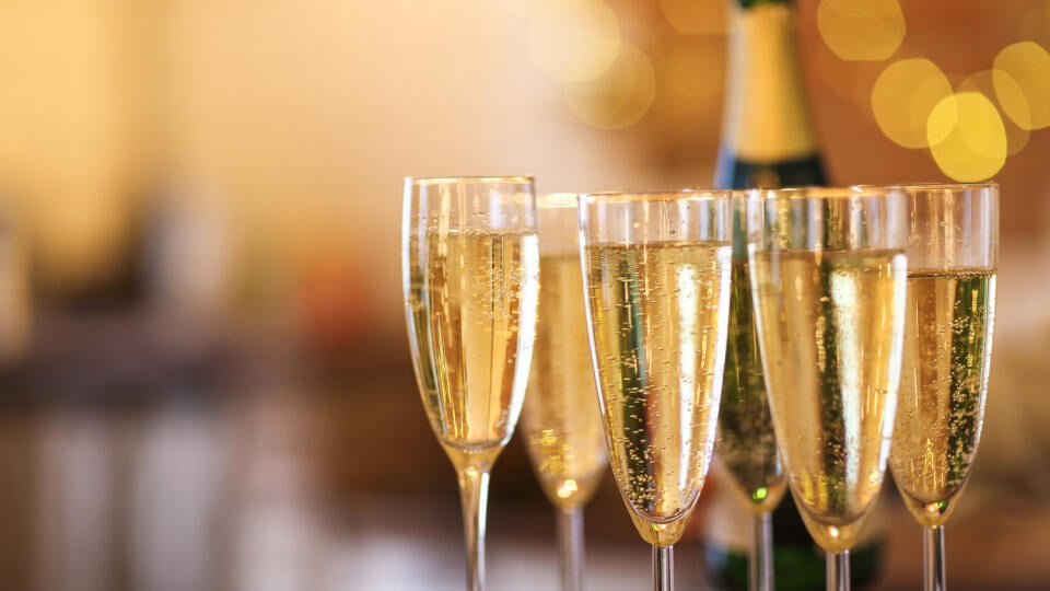 Champagne, šampanské,poháre,poháriky,fľaša,fľaša šampanského,Silvester,Nový rok,oslava,alkohol