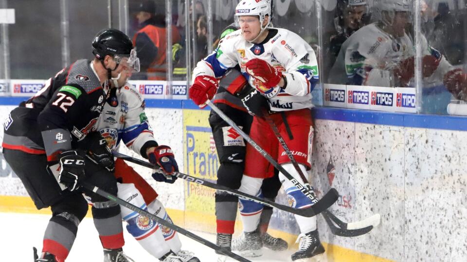 Na snímke zľava Michal Kabáč (Banská Bystrica) a Juraj Šiška (Zvolen) počas zápasu 28. kola Tipos Extraligy HC ‘05 Banská Bystrica - HKM Zvolen v Banskej Bystrici 13. januára 2023. FOTO TASR - Ján Krošlák