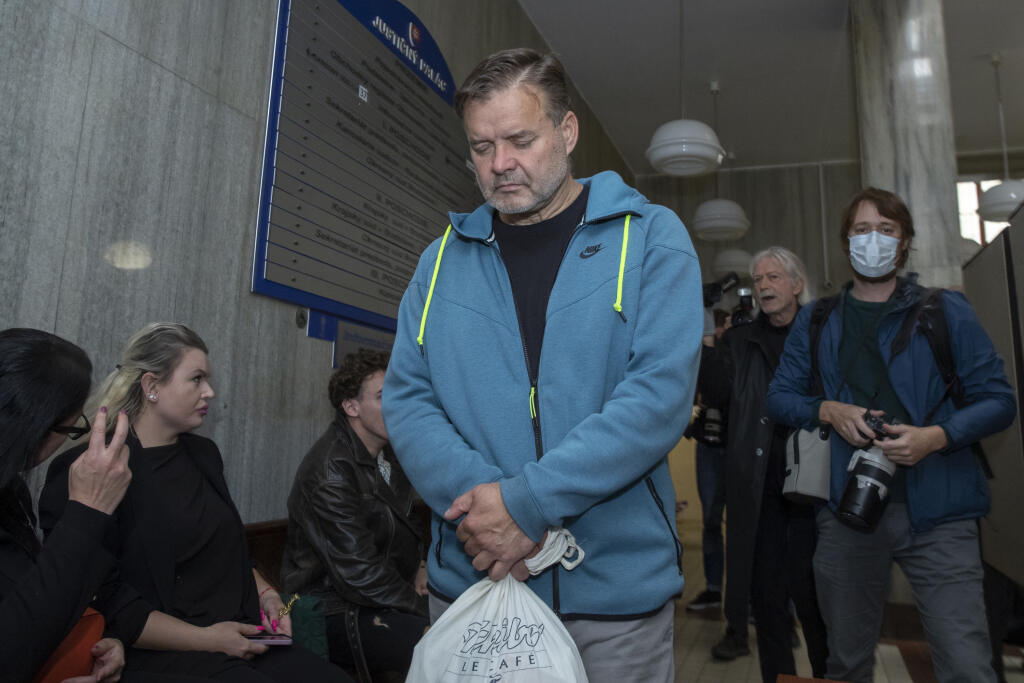 Dušan Dědeček, ktorých spôsobil dopravnou nehodou na Zochovej ulici v Bratislave smrť 5 ľudí sa opätovne postavil pred sú, ktorý rozhoduje o jeho vzatí do väzby.