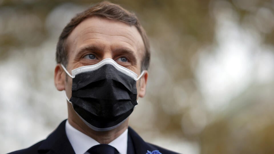 KK28 Paríž - Francúzsky prezident Emmanuel Macron stojí po položení venca pred sochu politika Georgesa Clemenceaua pri príležitosti Dňa prímeria 11. novembra 2020 v Paríži. Európa si dnes pripomenula 102.výročie skončenia 1.svetovej vojny. Prímerie medzi spojencami v 1. svetovej vojny a Nemeckom bolo podpísané vo francúzskom meste Compiegne 11. novembra o 05.45 h v roku 1918. Platiť začalo o