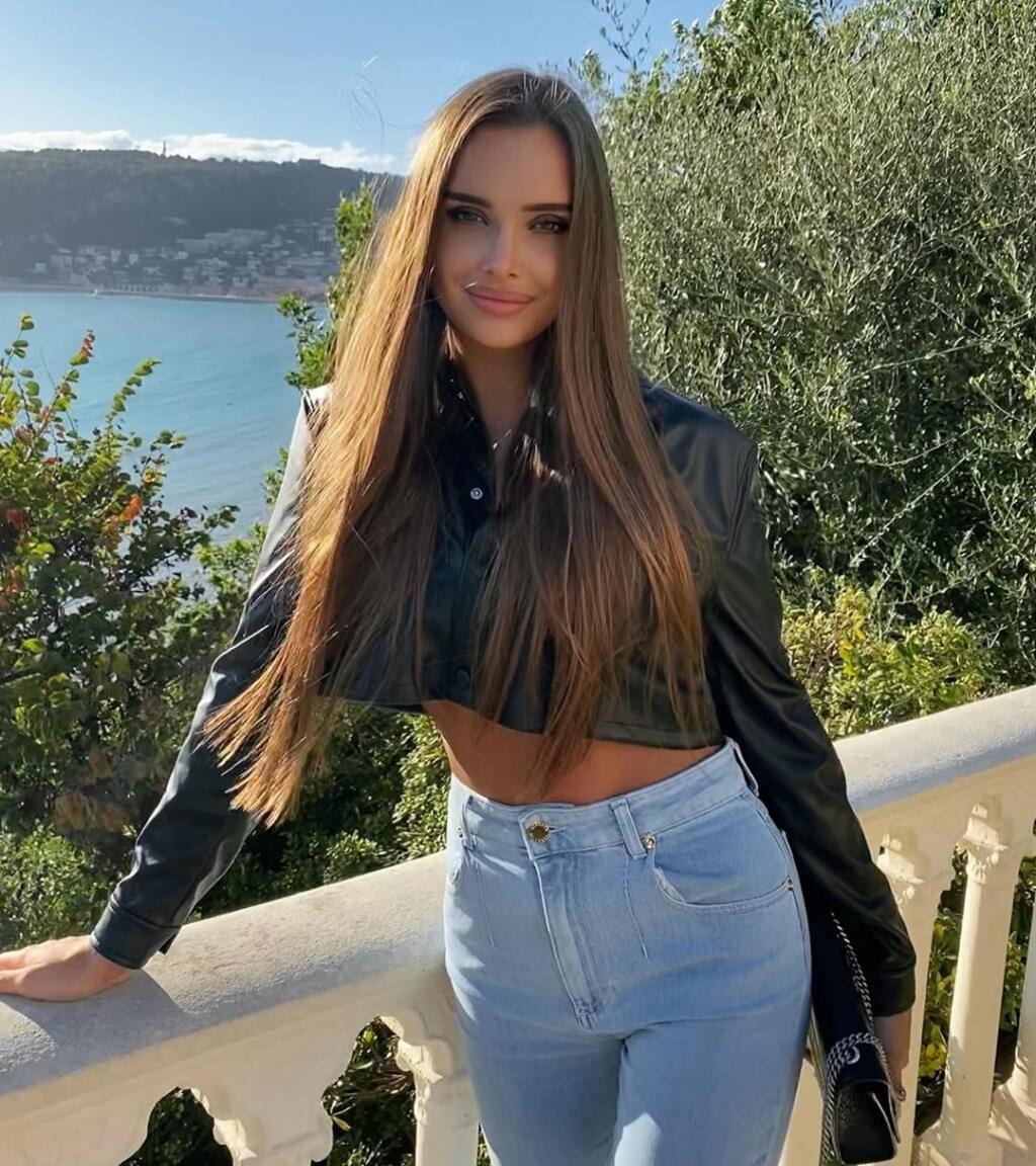 Karolina Sevastanyovová je rada stredobodom pozornosti. Na sociálnych sieťach sa rada predvádza sporo odetá.