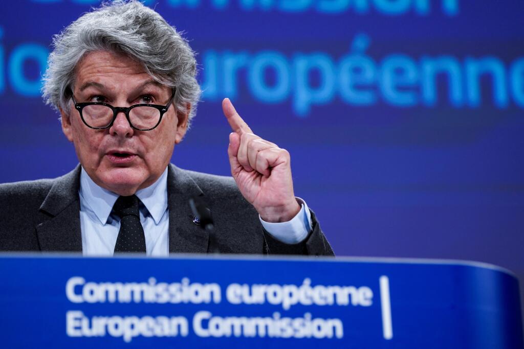 EBE 3 Brusel - Eurokomisár pre vnútorný trh Thierry Breton počas tlačovej videokonferencie v sídle EÚ v Bruseli 17. júna 2020. FOTO TASR/AP
European Commissioner for Internal Market Thierry Breton speaks during a video press conference at the EU headquarters in Brussels, Wednesday, June 17, 2020. (Kenzo Tribouillard, Pool Photo via AP)
