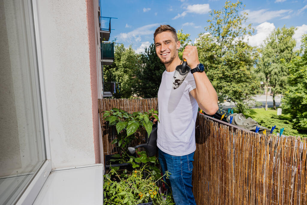 Na snímke strieborný olympijský medailista vo vodnom slalome v kategórií K1 Jakub Grigar s priateľkou Adrianou Závodnou pestujú na balkóne ich spoločného bytu v Liptovskom Mikuláši rôzne druhy byliniek a zeleniny.