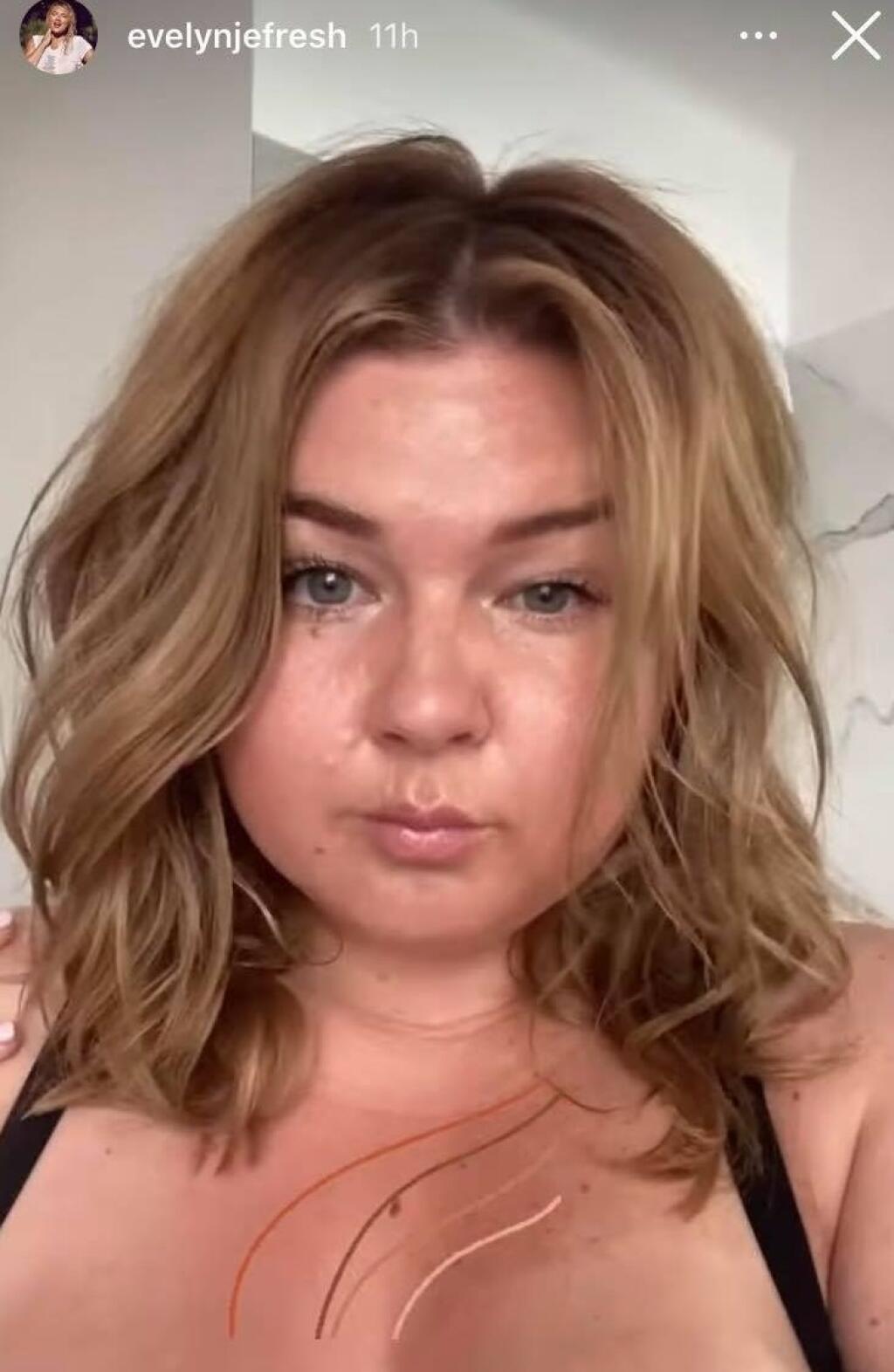 Apríl 2021: Evelyn zmenila farbu vlasov a mierne si dala upraviť pery.