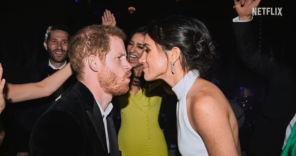 Nové zábery Netflixu k druhej sérii kontroverzného dokumentu, ktoré boli zverejnené v sobotu, ponúkajú intímny pohľad na svadobnú hostinu Harryho a Meghan na hrade Windsor v roku 2018 – princ a princezná z Walesu však na záberoch chýbajú.