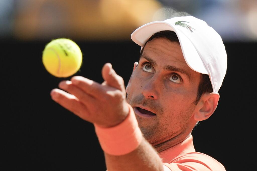 PK 18 Rím - Novak Djokovič podáva počas zápasu 2. kola mužskej dvojhry proti Rusovi Aslanovi Karacevovi na antukovom turnaji ATP Masters 1000 v Ríme v utorok 10. mája 2022. FOTO TASR/AP
Novak Djokovic serves the ball to Aslan Karatsev during their match at the Italian Open tennis tournament, in Rome, Tuesday, May 10, 2022. (AP Photo/Andrew Medichini)