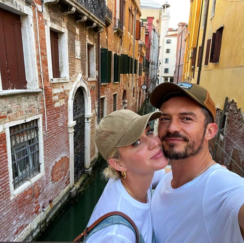 Zaľúbenci a rodičia 9-mesačnej Daisy Katy Perry (36) a Orlando Bloom (44) sa vybrali do historických Benátok a aj keď im fotografi a fanúšikovia nechceli dať pokoj, neustále si prejavovali nežnosti a užívali každý moment.