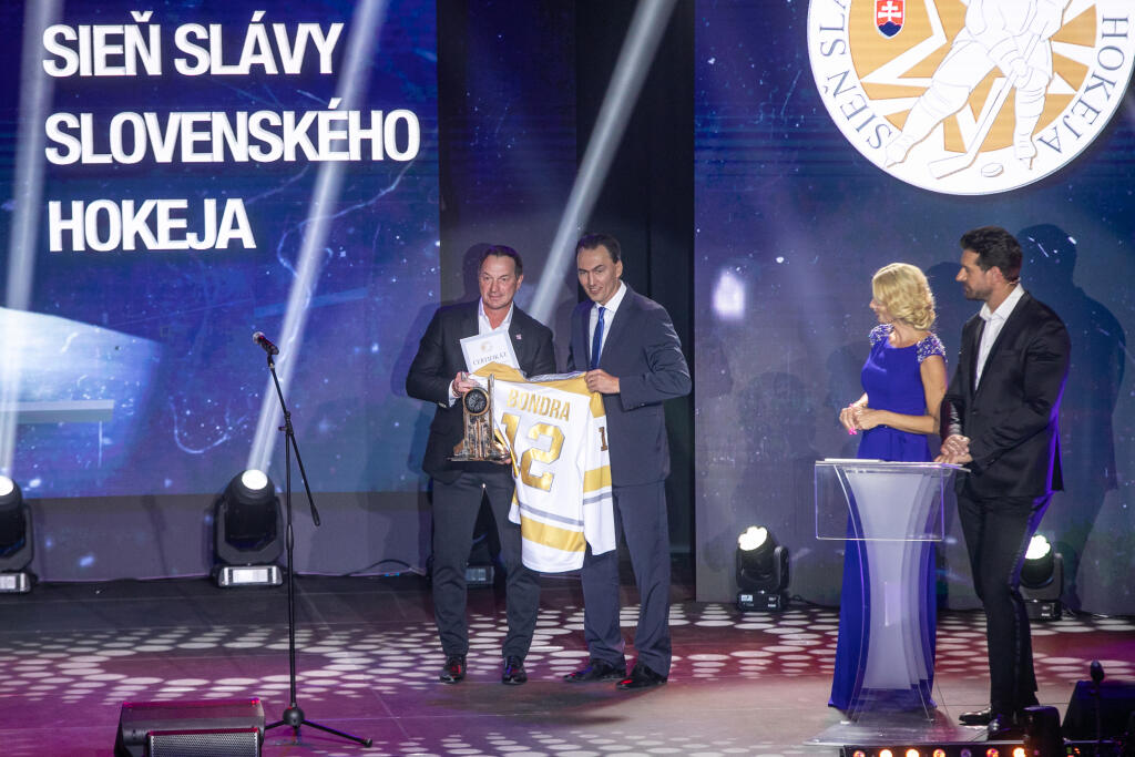 Peter Bondra po uvedení do Siene slávy.