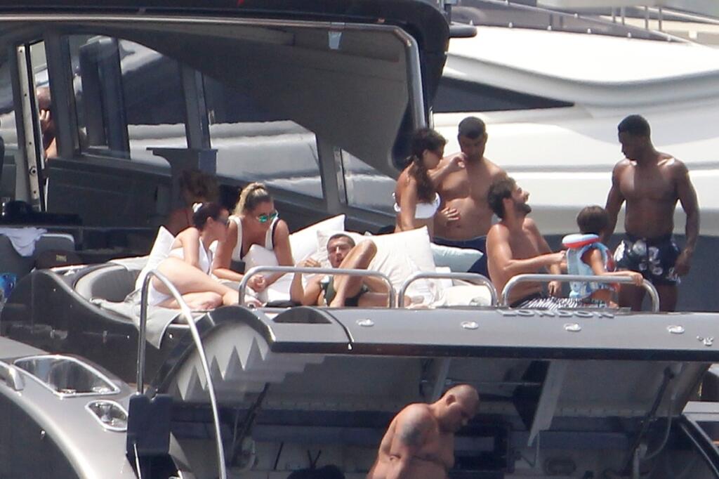 Na luxusnej jachte nikdy nie sú sami. Ronaldo sa počas dovoleniek obklopuje priateľmi a rodinou.