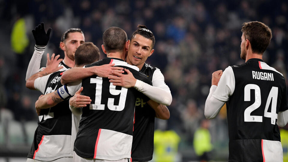 Futbalisti Juventusu Turín spolu s trénerom Mauriziom Sarrim súhlasili, že sa vzdajú časti svojich platov v celkovej výške 90 miliónov eur.