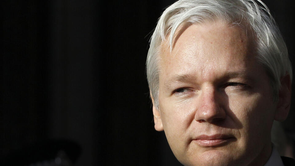 PK 30 archív Londýn - Na archívnej snímke z 5. decembra 2011 zakladateľ WikiLeaks Julian Assange odpovedá na otázky novinárov pred budovou Najvýššieho súdu v Londýne. Britská ministerka vnútra Priti Patelová schválila v piatok 17. júna 2022 žiadosť vlády Spojených štátov o vydanie zakladateľa WikiLeaks Juliana Assangea, uviedol jej úrad. FOTO TASR/AP
FILE - WikiLeaks founder Julian Assange pauses as he makes a statement to media gathered outside the High Court in London, on Monday, Dec. 5, 2011