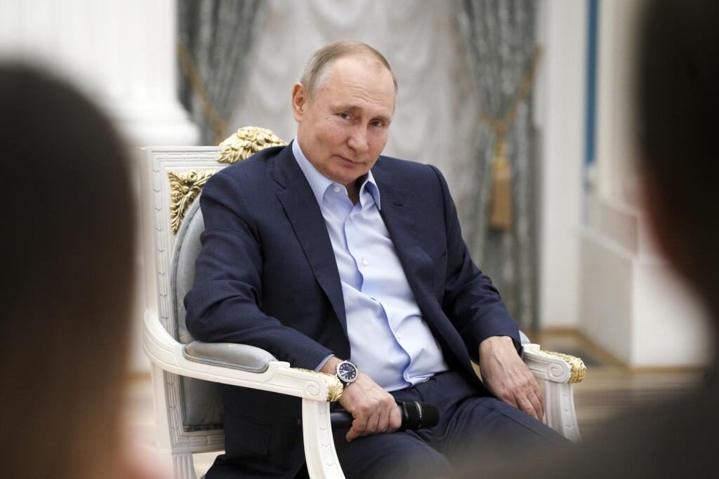 WA 29 Moskva - Ruský prezident Vladimir Putin počúva počas stretnutia s účastníkmi národnej dobrovoľníckej kampane 