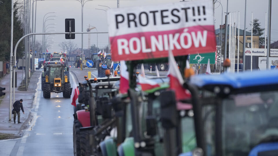 Poľskí farmári jazdia na traktoroch v konvoji v poľskom Minsku Mazowiecki, keď zintenzívňujú celonárodný protest proti dovozu ukrajinských potravín a environmentálnej politike Európskej únie.