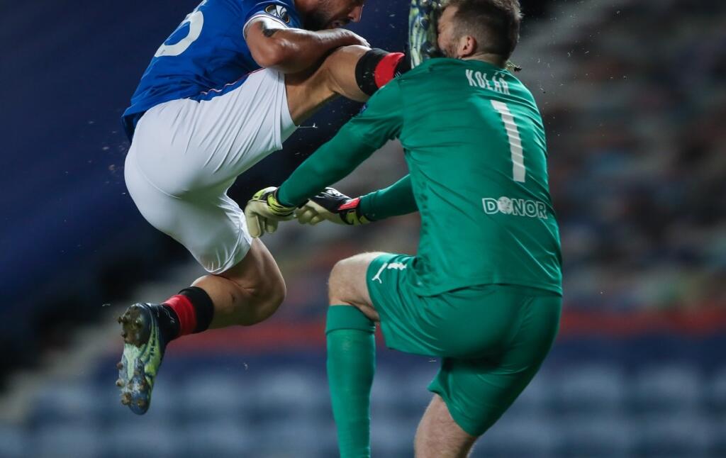 Útočník Rangers zložil brankára Slavie kopom, ktorý skôr pripomína bojové športy.