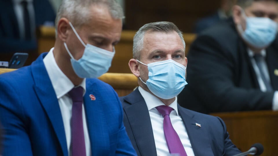 Na snímke nezaradení poslanci NR SR zľava Richard Raši a Peter Pellegrini počas rokovania 48. schôdze NR SR 19. októbra 2021 v Bratislave. FOTO TASR - Jakub Kotian