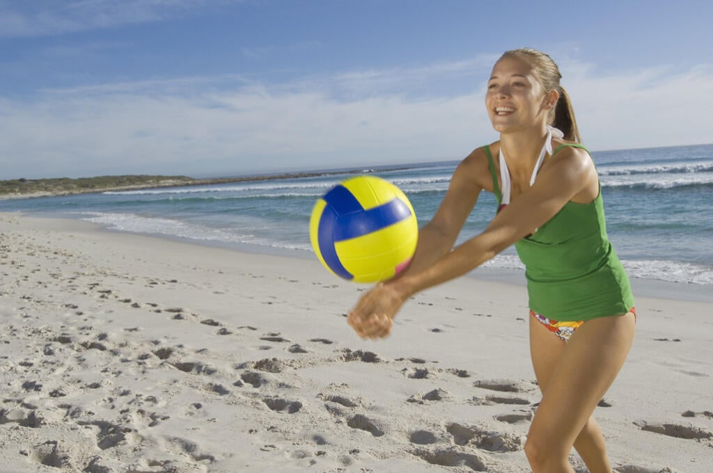 Jane is playing volleyball. Пляжный волейбол дети. Детский волейбол на пляже. Дети волейбол пляж. Детский пляжныйсволейбтл.