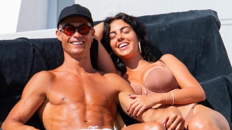 Georgina Rodriguez a Cristiano Ronaldo počas letnej dovolenky.