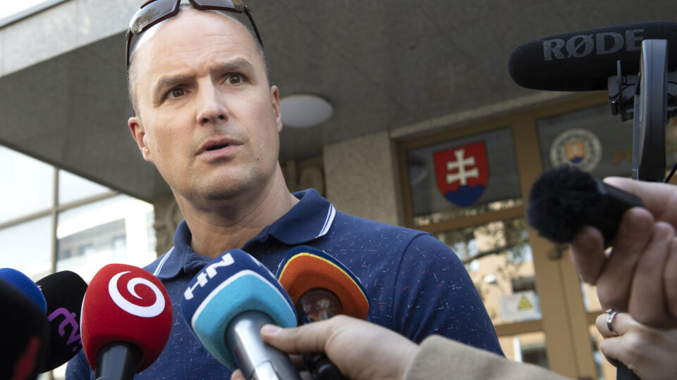 Obhajca Fica a Kaliňáka David Lindtner odpovedá na otázky novinárov počas výsluchu exministra vnútra Roberta Kaliňáka pred Prezídiom Policajného zboru SR v Bratislave v stredu 20. apríla 2022. Národná kriminálna agentúra (NAKA) obvinila expremiéra a šéfa Smeru-SD Roberta Fica i exministra vnútra Roberta Kaliňáka. Obvinenie dvojice a advokáta Mareka P. potvrdila aj polícia. FOTO TASR - Pavel Neubauer