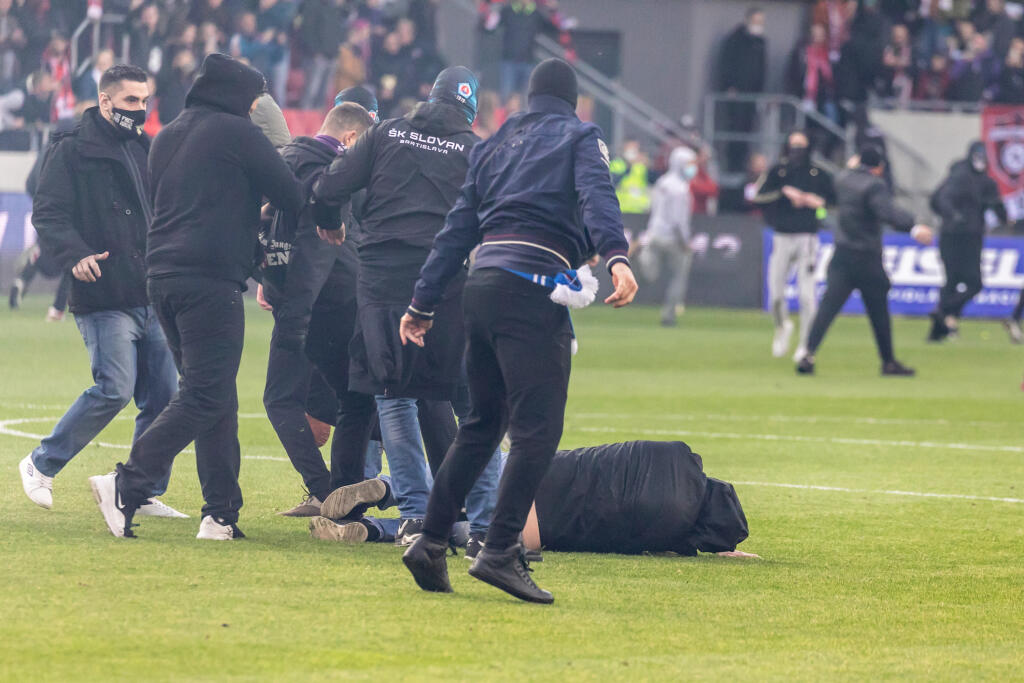 Na snímke je futbalový zápas medzi FC Spartak Trnava a ŠK Slovan Bratislava, ktorý sa skončil predčasne a fanúšikovia obidvoch táborov vnikli na hraciu plochu.