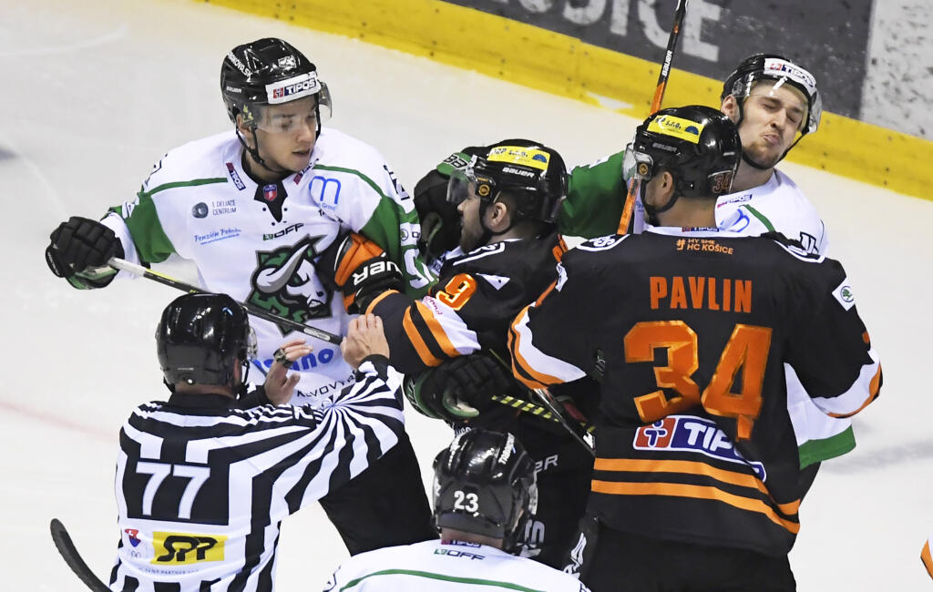 Na snímke šarvátka pred bránkou Košíc v prvom zápase predkola Kaufland play off Tipos extraligy HC Košice - HC Mikron Nové Zámky v Košiciach 24. marca 2021. FOTO TASR - František Iván