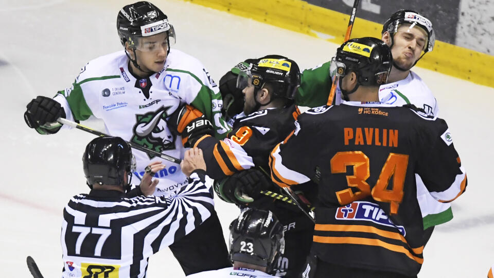 Na snímke šarvátka pred bránkou Košíc v prvom zápase predkola Kaufland play off Tipos extraligy HC Košice - HC Mikron Nové Zámky v Košiciach 24. marca 2021. FOTO TASR - František Iván