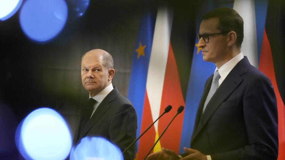 Nemecký kancelár Olaf Scholz (vľavo) a poľský premiér Mateusz Morawiecki.